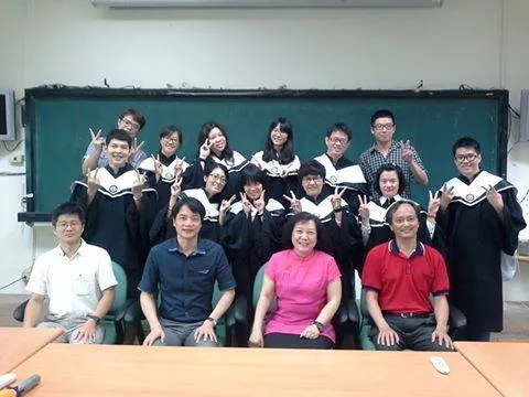 104年--與碩士班學生合影 第1張